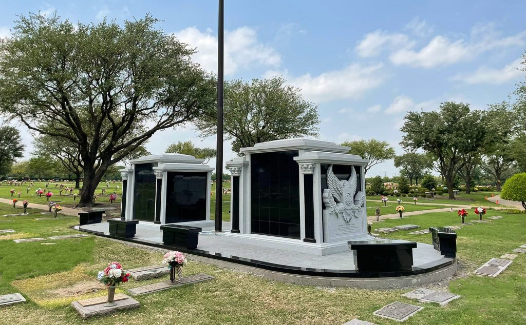 Eagle-feature columbarium