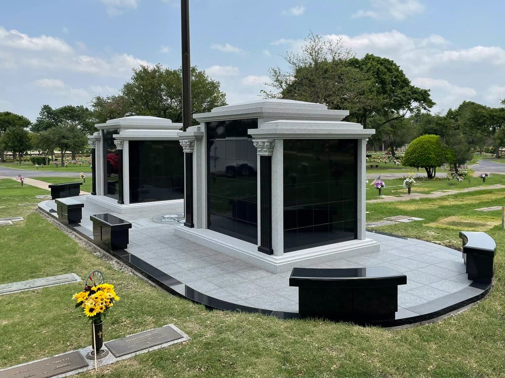 Garden columbarium with curved benches