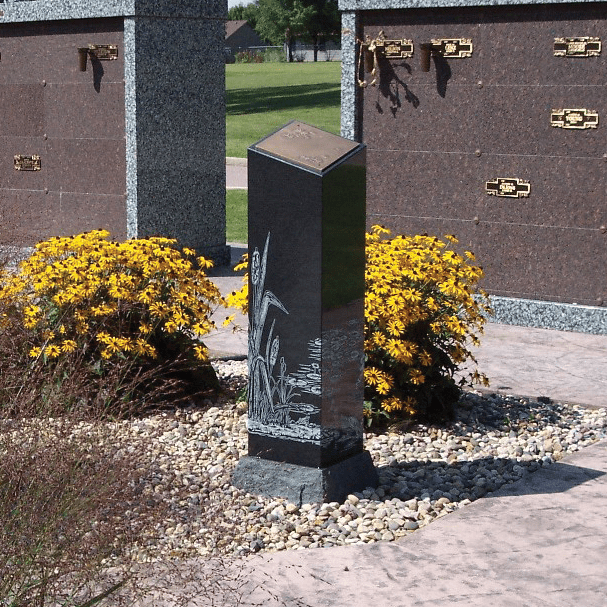 Lily-scene cremation pillar