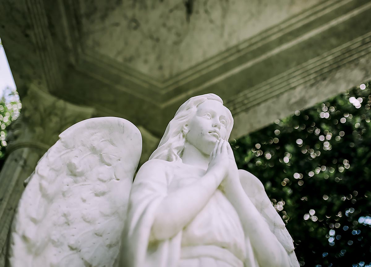 Memorial statues